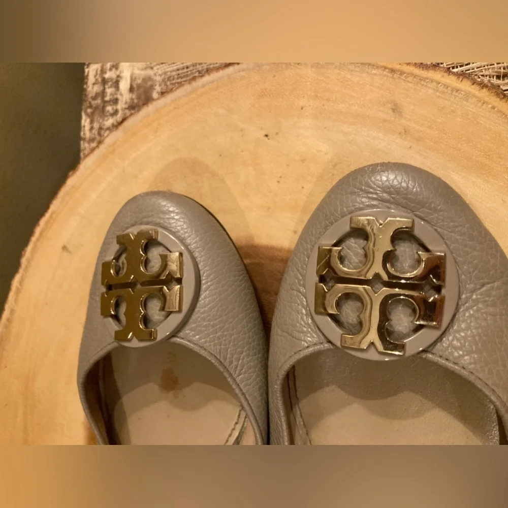TORY BURCH Claire Ballet Flat Tumbled Leather Grey Slip On Logo Gold Flats‎ 8M